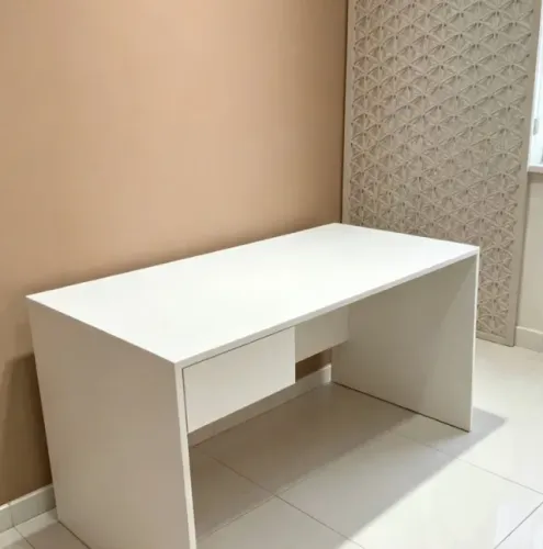 MESA DE ESCRITÓRIO COM GAVETA BRANCA