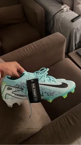 Chuteira Nike air zoom vapor 16 azul com detalhes em preto