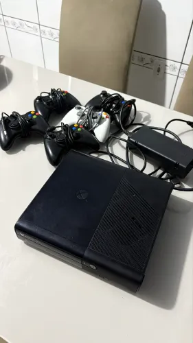 XBOX 360 SUPER SLIM DESBLOQUEADO + 5 CONTROLES + KINECT