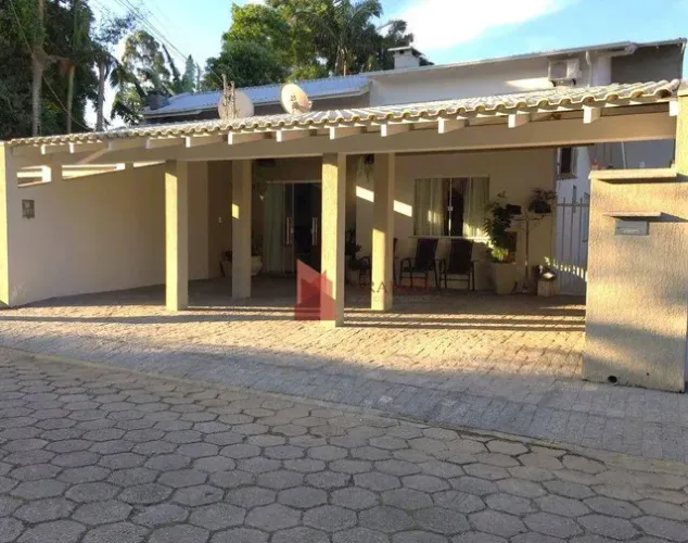 VENDA: Casa em condomínio fechado com 3 dormitórios no Bairro Dom Bosco em Itajaí.