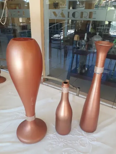 2 vasos e 15 garrafas  de vidro na cor bronze com detalhe dourado