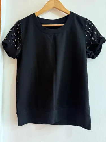 Camiseta preta com detalhes em pedrarias TNG