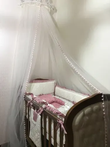 Berço Luís XV com Capitonê que Vira Cama + Colchão