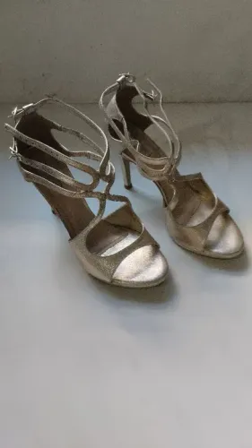 Oportunidade - Belíssima sandália dourada Divalesi
