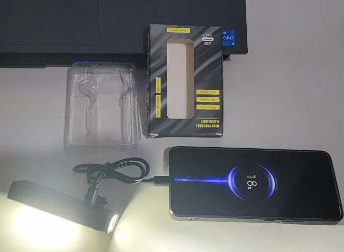  Bateria de 2200mah + Lanterna Magnética.