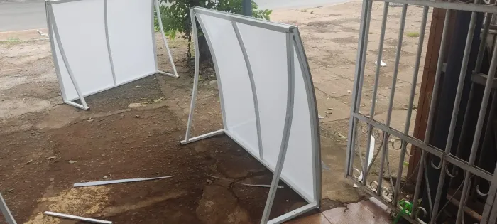 Vendo toldo branco em policarbonato 