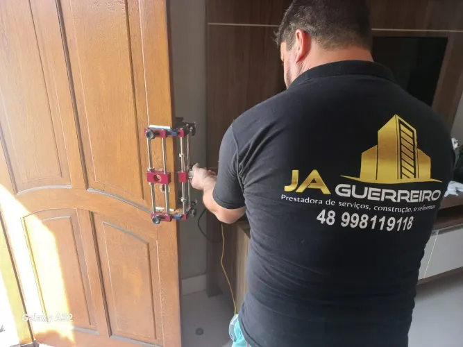 Instalação de portas,fechaduras digitais e convencionais, rodapé etc.