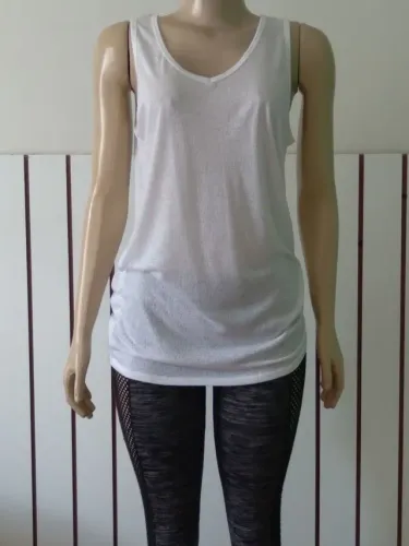 Blusa regata feminina branca detalhe com degote e trespasse nas costas