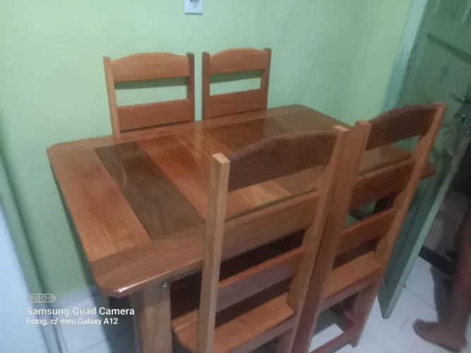 Mesa de Jantar de Madeira com 4 Cadeiras, a partir de 370 a 80 por 80 avista .