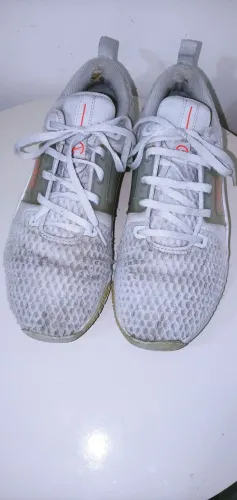 Tênis Nike ( modelo: Renew in Season TR 10) Tam. 38 br. ( Usado).