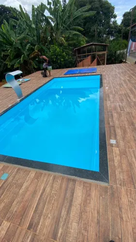 Piscina de fibra instalada com hidromassagem 