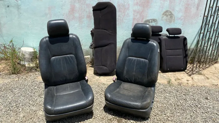 Banco de couro elétrico semi novo