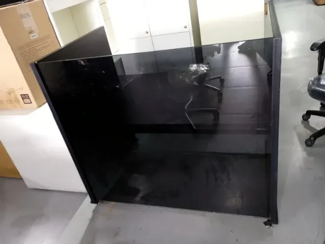 Balcão de atendimento com rodízios e frente de vidro 