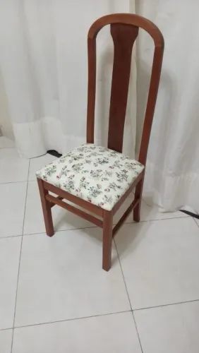 01 Cadeira de Madeira com encosto alto e assento novo