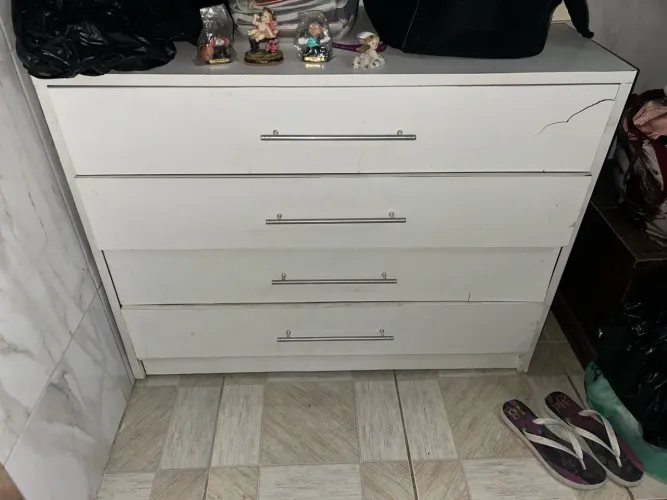 Cômoda branca com 4 gavetas