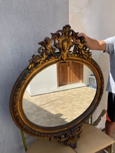 Espelho Oval Decorativo com Detalhes Dourados