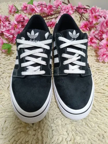 Tênis Adidas Original - Preto e Branco - Tamanho 40