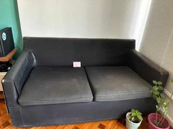 Sofá BRETON excelente, cabem até quatro pessoas (164cm x 76cm x 85cm), capa substituível