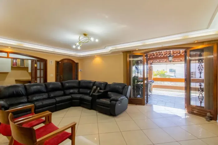 Casa para venda em Vila Galvão com 3 quartos, 331m²