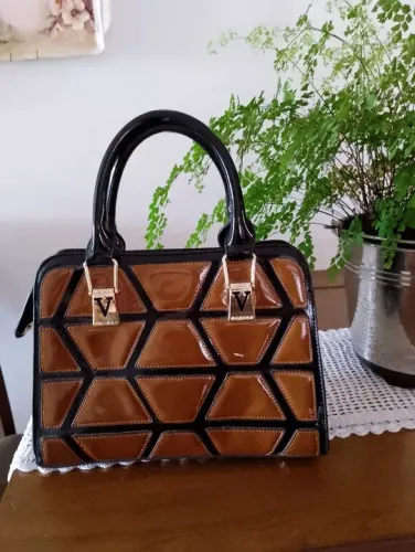 Bolsa de Ombro Marrom com Detalhes em Preto E MARAVILHOSA E SEM USO 