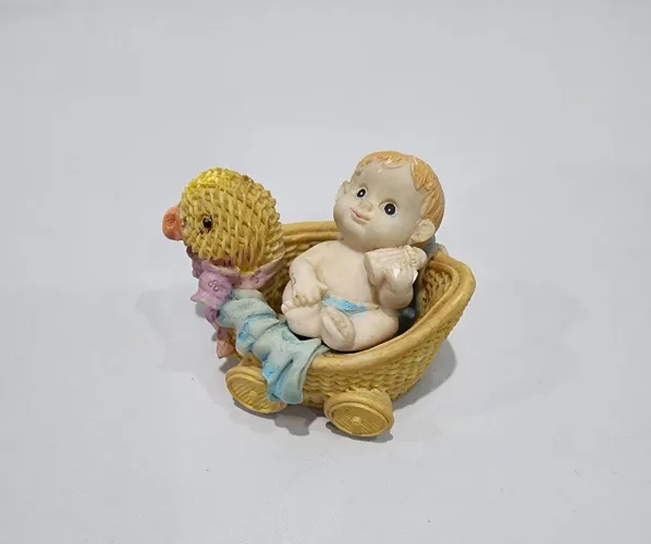 Estatueta de bebê em carrinho decorativo