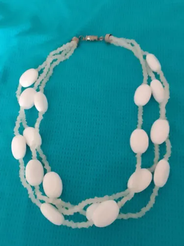 Colar branco. Curto