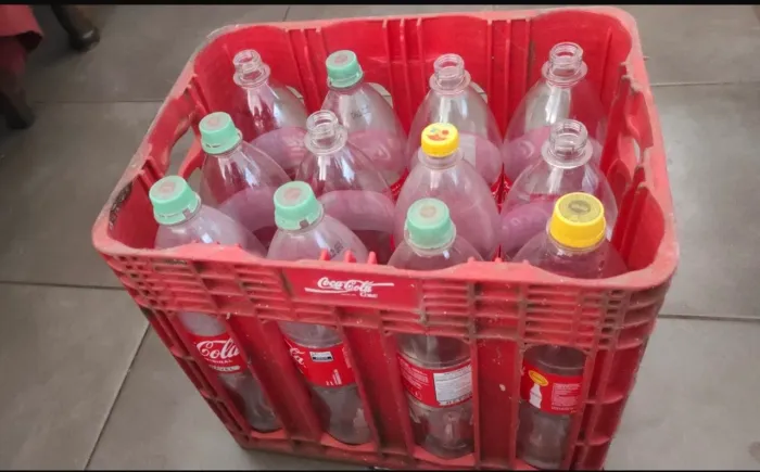 Vasilhame de garrafa retornável de 2L de coca cola.