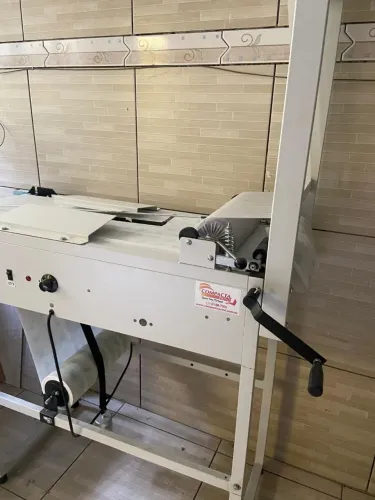 Maquina de fazer fraldas infantis compacta