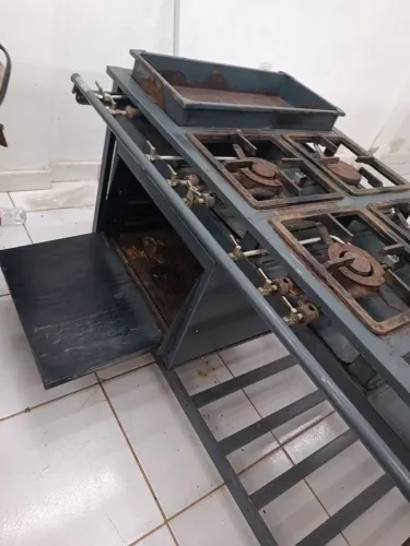 Vende-se fogão industrial e buffet R$1.600