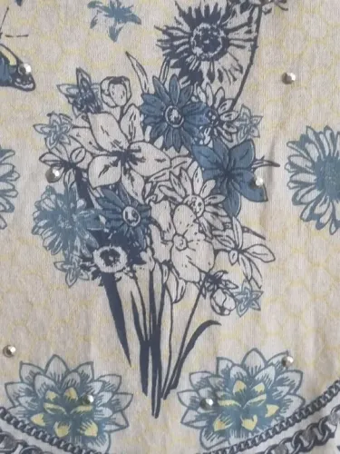 Blusa feminina de malha floral com detalhes em pedrarias