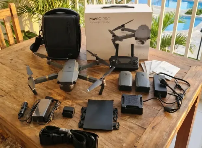 Drone DJI Mavic Pro Fly More Combo Cinza c/ 3 Baterias, Acessórios reservas e carregadores