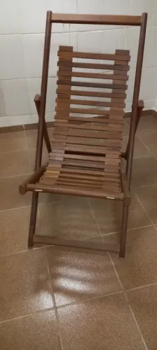 Espreguiçadeira de madeira.