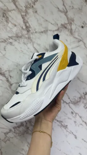 Tênis Puma esportivo com Detalhes Coloridos