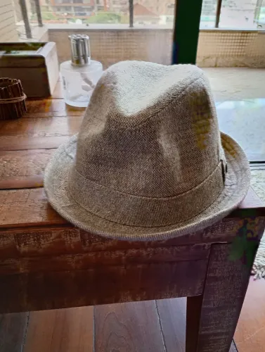 Chapéu Fedora de em linho bege XL , marca Upper Play Ground, de São Francisco.