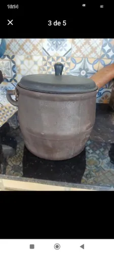 Caldeirão antigo ferro fundido.