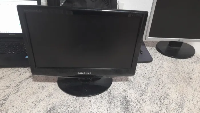 MONITOR LCD 15, 17, 18,5" USADOS EM BOM ESTADO
