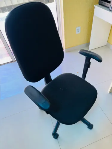Cadeira escritório regulavel e estofada
