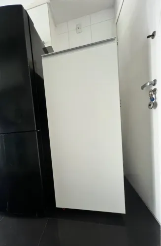 Armário em MDF branco (sapateira, dispensa ou materiais de limpeza). Usado.