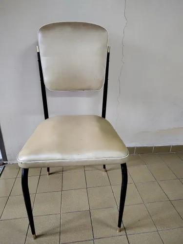 Cadeira tubular em vinil