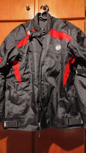 Jaqueta V4 Preta com Vermelho