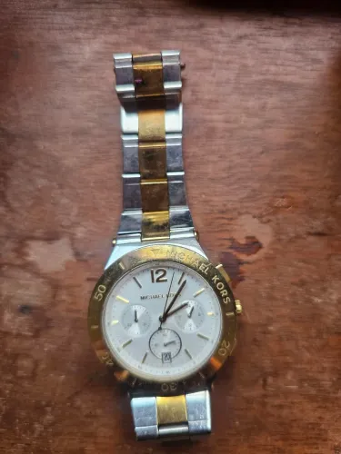 O relógio na imagem é um Michael Kors MK5934 Wyatt