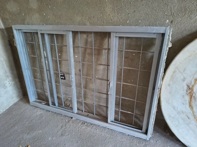 Janela de Aço com Grade da marca Gravia. A melhor do mercado, sem avarias. f