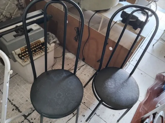 2 Cadeiras de metal com assento estofado