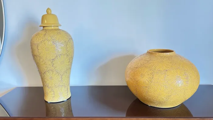 Par de Vasos Decorativos Amarelos com Textura Floral. 