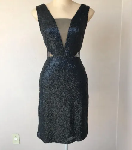 Vestido preto, curto de paetês