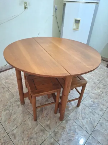 Mesa dobrável + 4 banquinhos