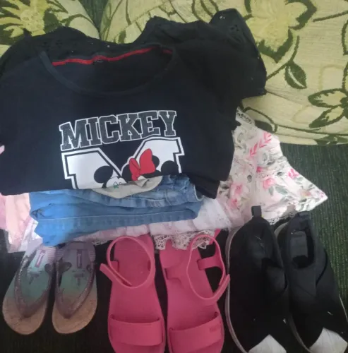 Vendo lotinho de roupas e sapatos infantis com 11 peças, ótimo estado leia abaixo