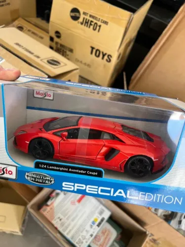 Maisto 1:24 Special Edition LAMBORGHINI AVENTADOR COUPE - PRECINHOOO