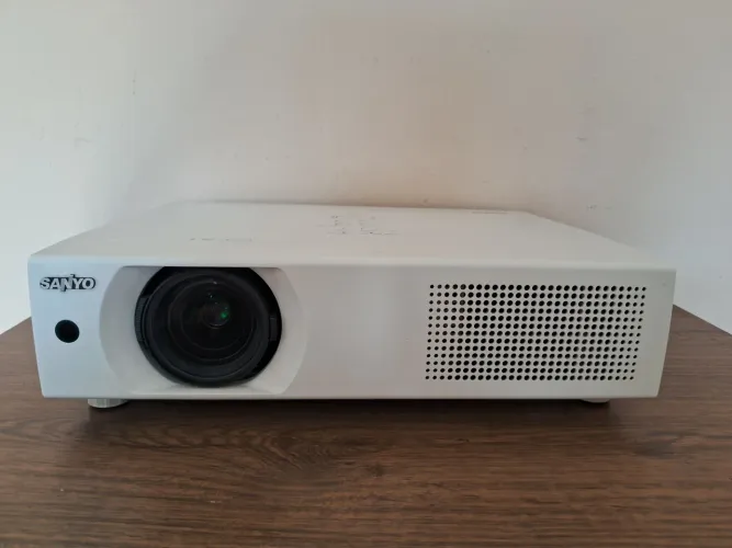 Projetor  Sanyo  XU105 