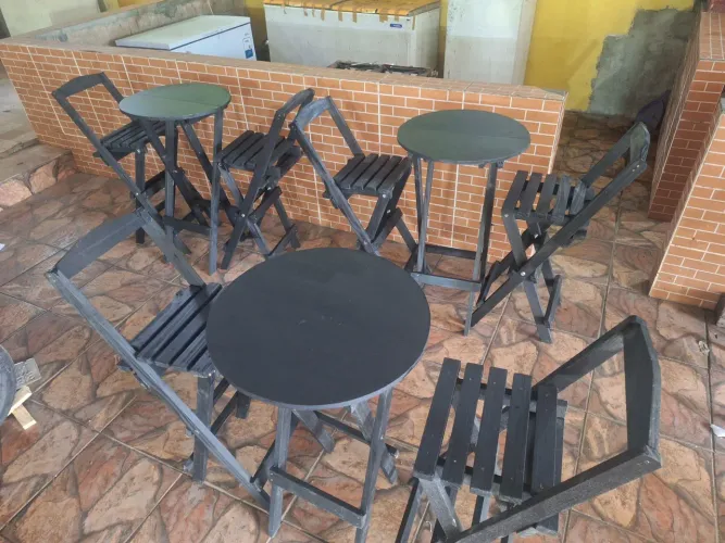Mesa e cadeira bistro alta  em madeira . Cor preta